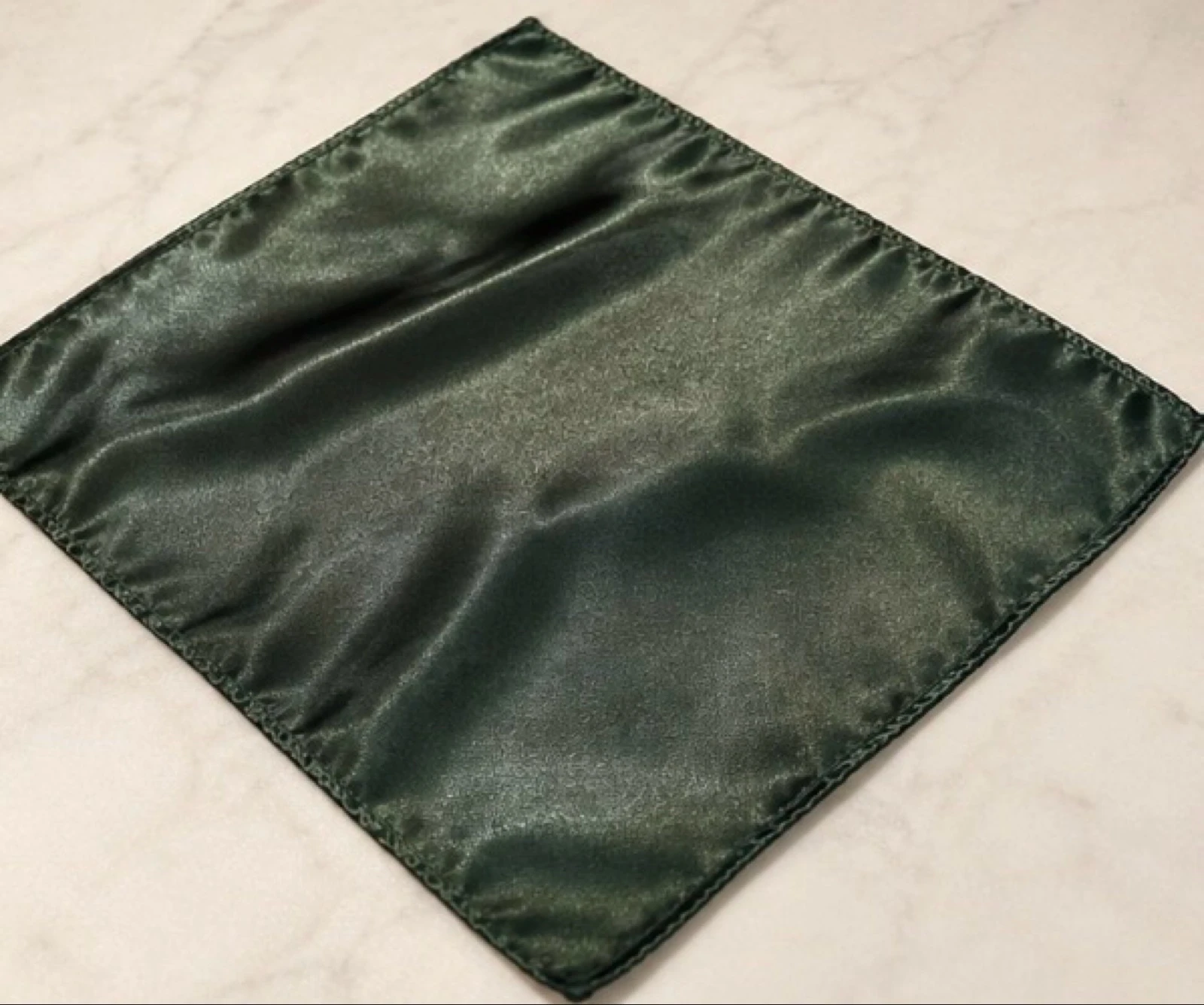 Pochette de costume satinée vert foncé – Élégance cérémonie & mariage – photo 2